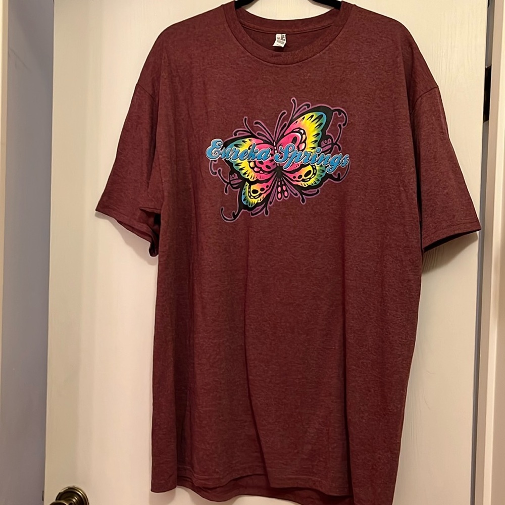 ❤️‍🔥BOGO free (equal or lesser value). NWOT- Tshirt
